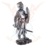 Keresztes lovag karddal és pajzzsal