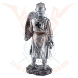 Keresztes lovag karddal és pajzzsal