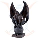 Démon ül a világon