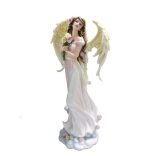 Fehér angyal szobor virágokkal