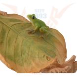 Pixie falevéllel takarózik