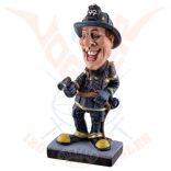 Tűzoltó figura tömlővel