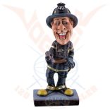 Tűzoltó figura tömlővel