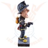 Tűzoltó figura tömlővel