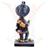 Tűzoltó figura tömlővel