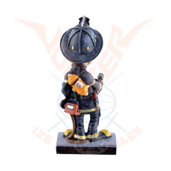 Tűzoltó figura tömlővel