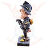 Tűzoltó figura tömlővel