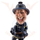 Tűzoltó figura tömlővel