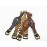 Bőr karkötő strasszos kis fém virág dísszel