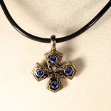 Viktoriánus kereszt medál Swarovski kristállyal