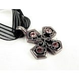 Viktoriánus kereszt medál Swarovski kristállyal