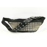 Piramisszegecses hasi-tasi