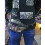 Piramisszegecses hasi-tasi