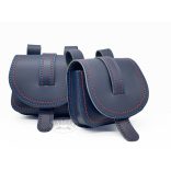 Kék színű tarsoly alakú bőr övtáska, szélein dupla díszvarrással