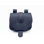 Kék színű tarsoly alakú bőr övtáska, szélein dupla díszvarrással