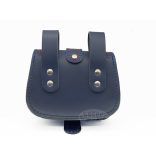 Kék színű tarsoly alakú bőr övtáska, szélein dupla díszvarrással