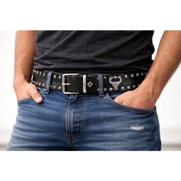 Fekete szegecses marhabőr öv – bikafejes fém díszekkel
