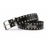 Fekete szegecses marhabőr öv – veterán motor fém díszekkel