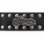 Fekete szegecses marhabőr öv – veterán motor fém díszekkel