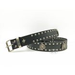 Fekete szegecses marhabőr öv – Halálbrigád koponya díszekkel
