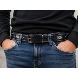 BELT52 fekete marhabőr öv farmernadrágban viselve