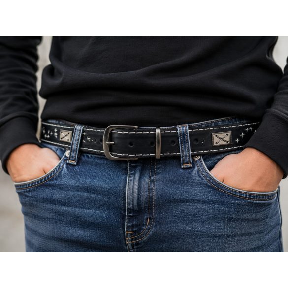 BELT52 fekete marhabőr öv farmernadrágban viselve