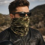 Terepmintás multifunkcionális csősál motoroson viselés közben