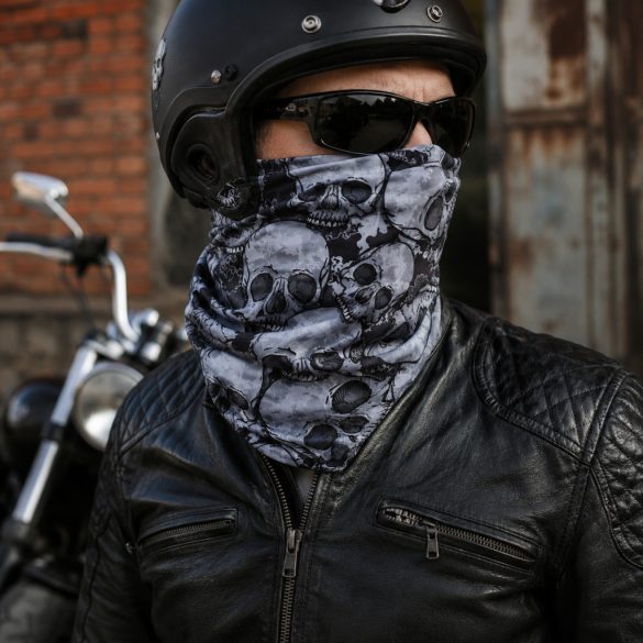 Koponyamintás motoros csősál viselés közben