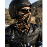 Kígyóbőr mintás motoros csősál viselés közben