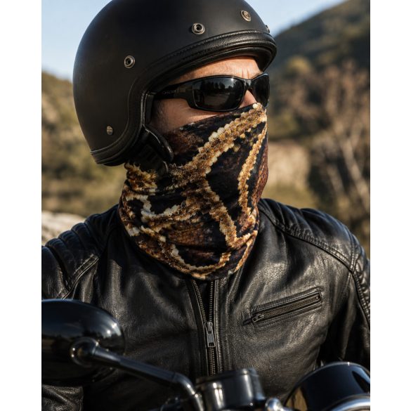 Kígyóbőr mintás motoros csősál viselés közben
