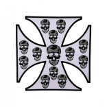 Vaskereszt apró koponyával felvarró