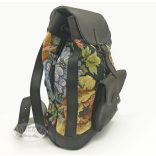 Virág mintás szövet-bőr hátitáska