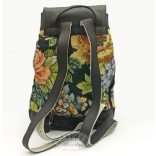 Virág mintás szövet-bőr hátitáska