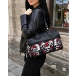 Skull & Roses női táska viselés közben