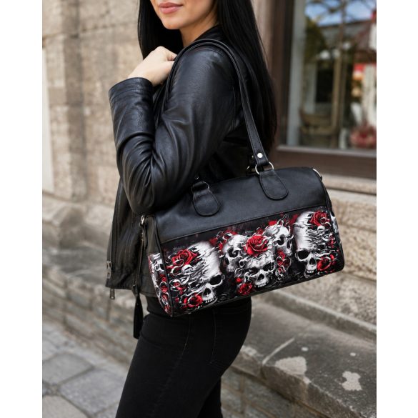 Skull & Roses női táska viselés közben