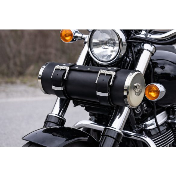 Króm oldalfalas fekete bőr villatáska sas díszítéssel – 30×10 cm