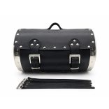 Fekete bőr hátsó hengertáska motorra – krómozott oldalakkal, sas fej dísszel (40×26 cm)