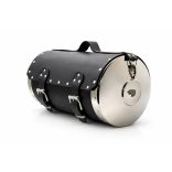 Fekete bőr hátsó hengertáska motorra – krómozott oldalakkal, sas fej dísszel (40×26 cm)