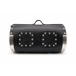 Fekete bőr hátsó hengertáska motorra – krómozott oldalakkal, sas fej dísszel (40×26 cm)