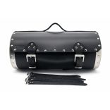 Nagy méretű fekete bőr motoros hátsó hengertáska – krómozott oldalakkal, sas fej dísszel (50×26 cm)