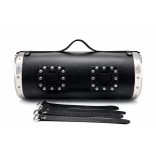 Nagy méretű fekete bőr motoros hátsó hengertáska – krómozott oldalakkal, sas fej dísszel (50×26 cm)