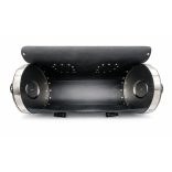 Nagy méretű fekete bőr motoros hátsó hengertáska – krómozott oldalakkal, sas fej dísszel (50×26 cm)