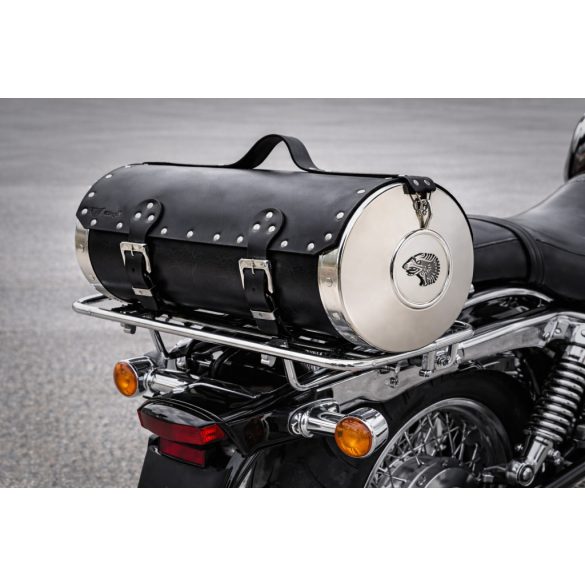 Nagy méretű fekete bőr motoros hátsó hengertáska – krómozott oldalakkal, sas fej dísszel (50×26 cm)