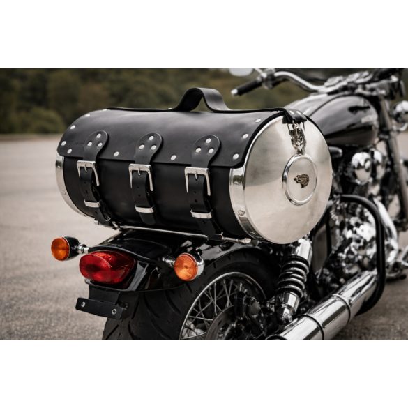 Extra nagy fekete bőr motoros hátsó hengertáska motoron– krómozott oldalakkal, sas fej dísszel (60×27 cm)