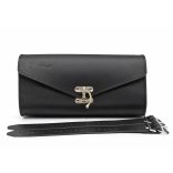 Bőregér Classic Lock fekete marhabőr henger villatáska elölnézetben fém zárral