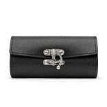 Bőreger Mini Classic fekete marhabőr motoros villatáska horgas kapoccsal, elölnézet