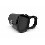 Bőreger Mini Classic fekete marhabőr motoros villatáska horgas kapoccsal, oldalnézet