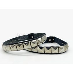 Piramisszegecses nyakpánt