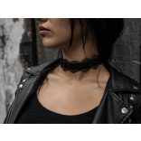 Fekete csipkés bőr nyakpánt viselés közben