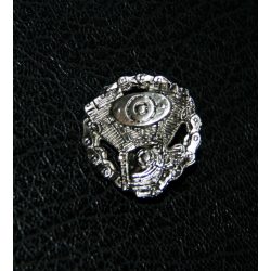 V-Blokk lánccal jelvény